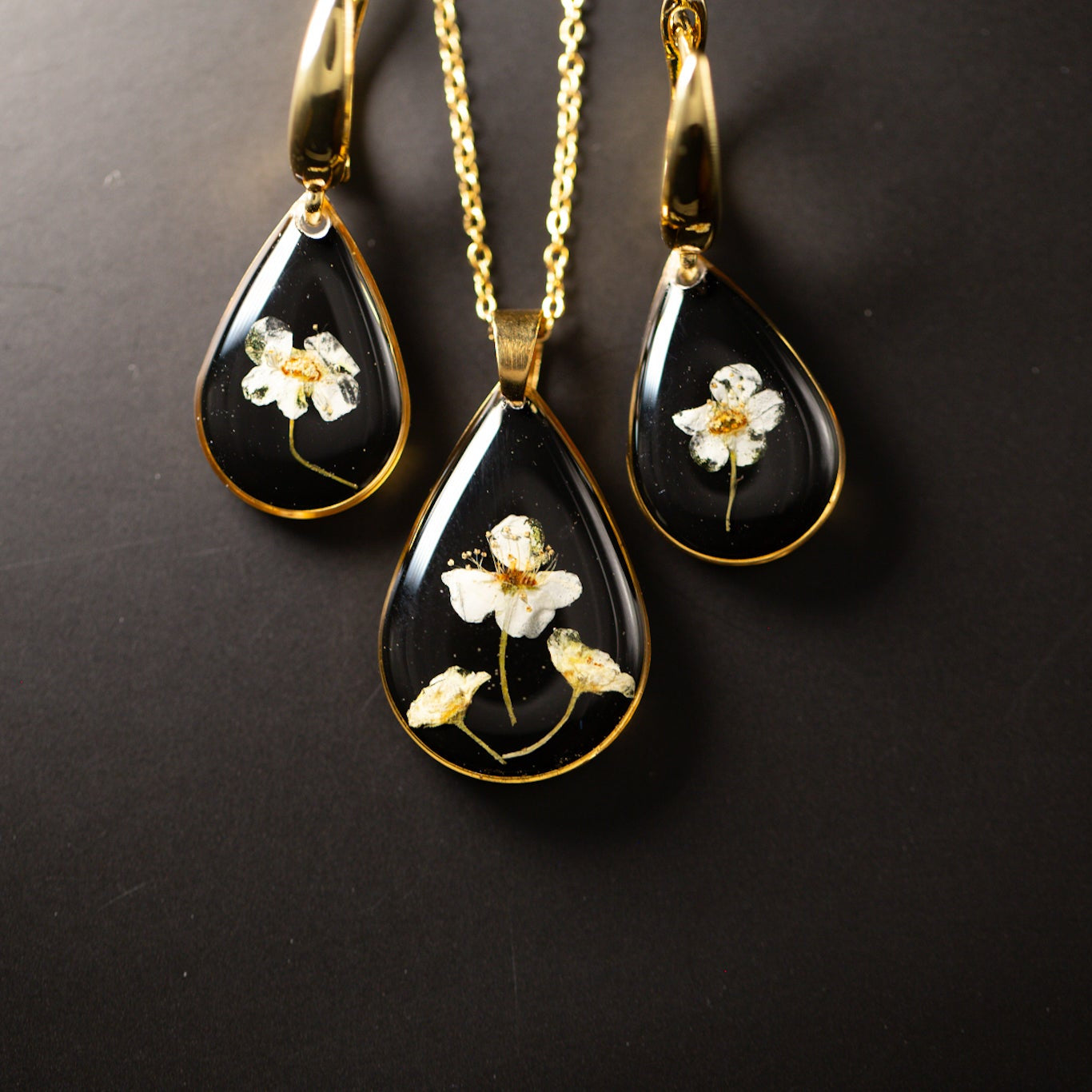 Droplet-shaped accessory set from the "Spiraea" flower