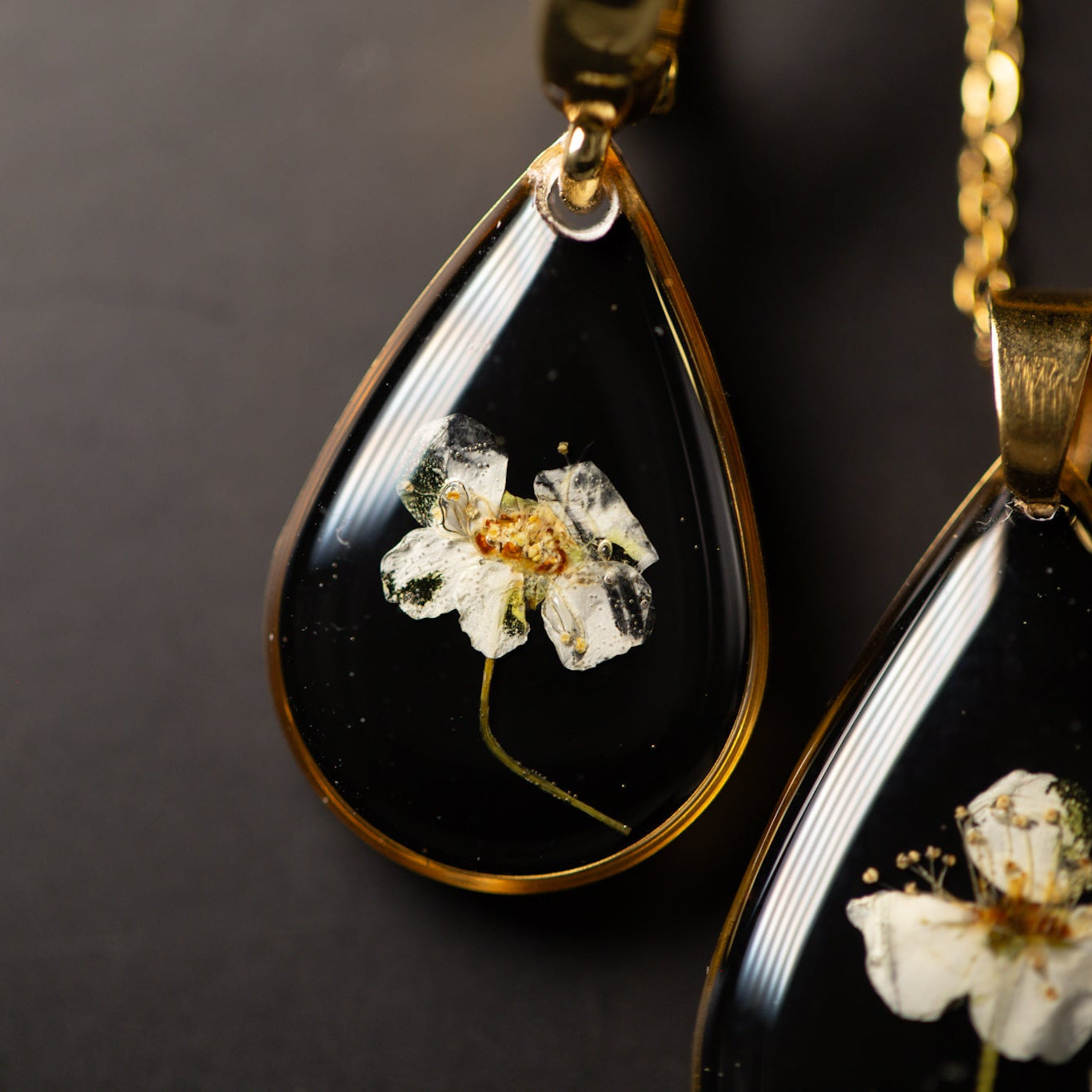 Droplet-shaped accessory set from the "Spiraea" flower
