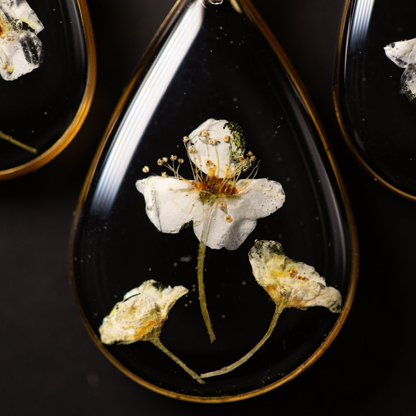 Droplet-shaped accessory set from the "Spiraea" flower