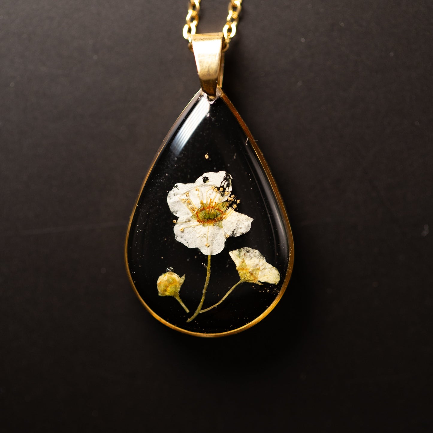 Droplet-shaped accessory set from the "Spiraea" flower