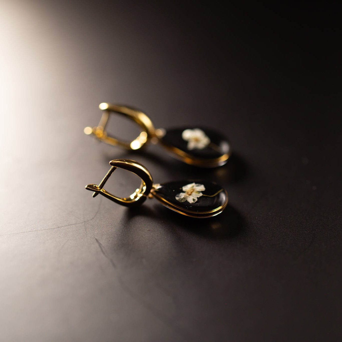 Droplet-shaped accessory set from the "Spiraea" flower